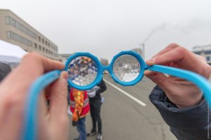 На учениках автошкол опробуют опьяняющие очки
